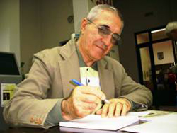 Gheorghe Dinică dând autografe