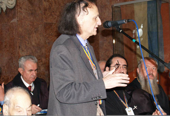 Grigore Vieru vorbind la Congresul Spiritualitatii Romanesti, din 2 Decembrie 2008 - Alba Iulia, Sala Unirii (fotografie din arhiva poetului Dan Lupescu incredintată lui IPT în 18 I 2009).