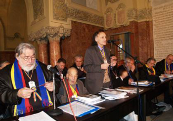 Grigore Vieru (la microfonul central) vorbind Congresului Spiritualitatii Romanesti, din 2 Decembrie 2008 – Alba Iulia, Sala Unirii (fotografie din arhiva poetului Dan Lupescu).